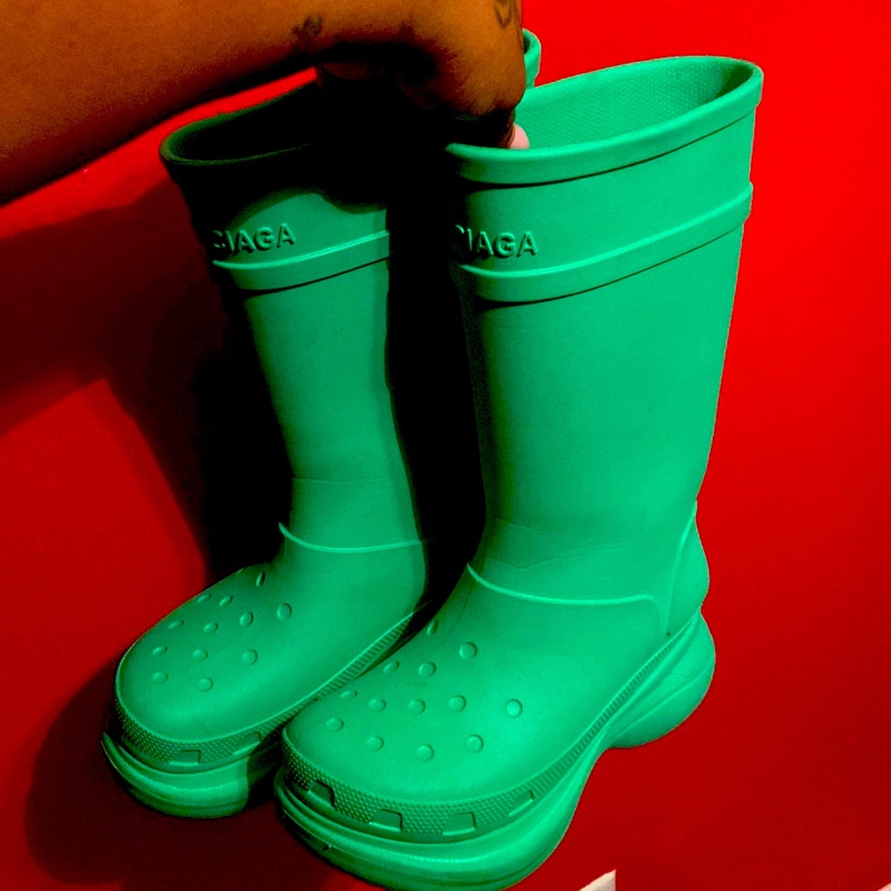 These are a size 40  (9.5) Balenciaga green rain boots.